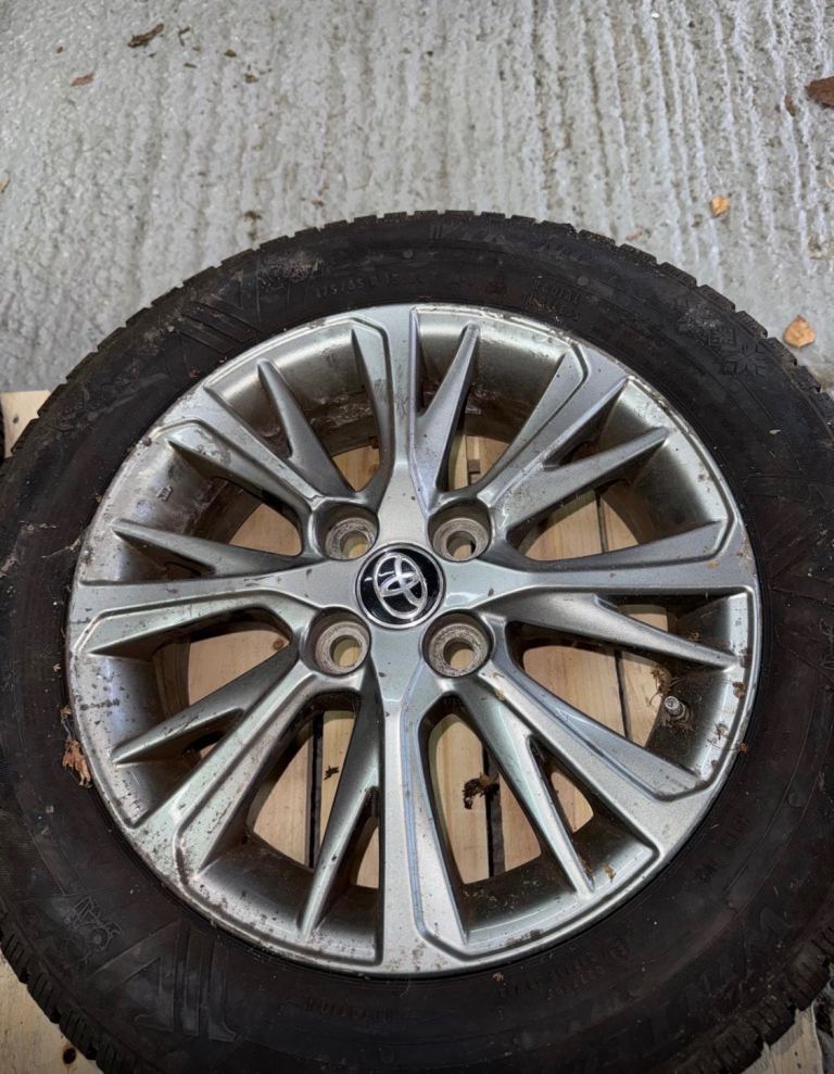 toyota yaris hybrid 4 tyres and alloys £90 or near offer