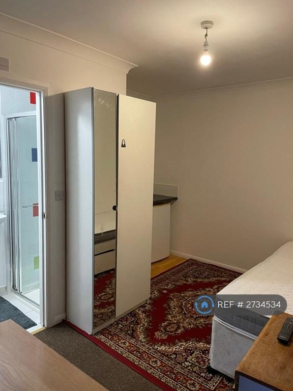 1 bedroom in Saxon Avenue, Feltham, TW13 (#2734534)