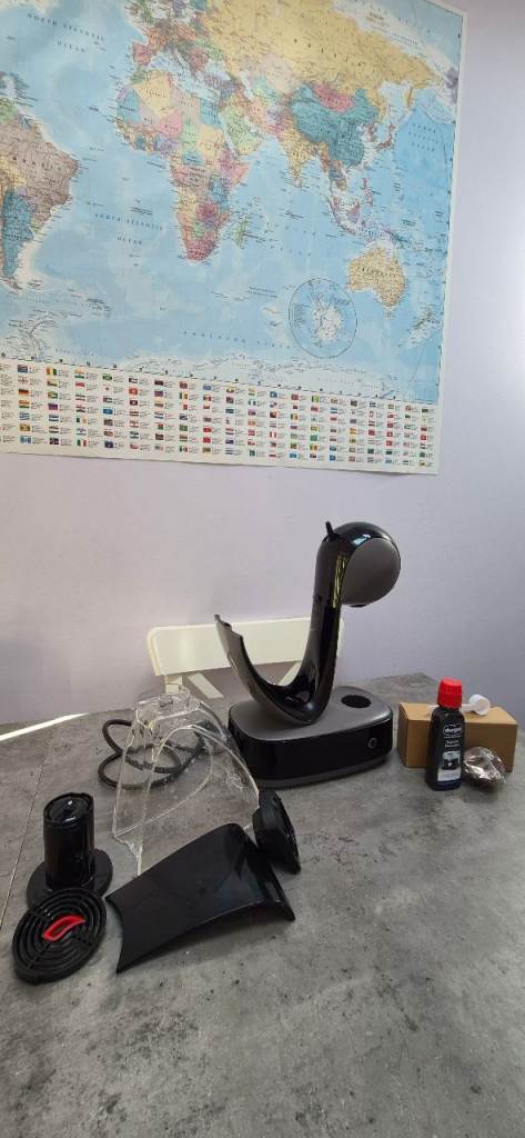 Dolce Gusto De'Longhi Infinissima Coffee Machine + reusable cups & extras