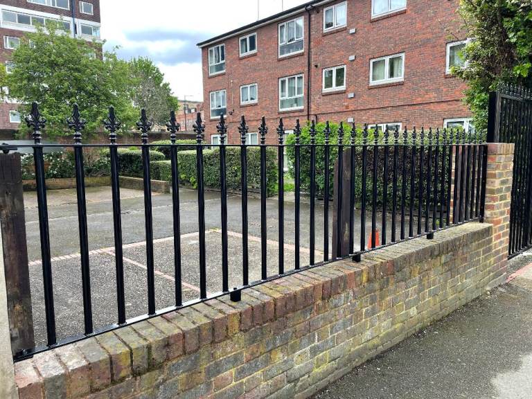 BLACK METAL FENCING – ORNATE SPIKES & DECORATIVE STEEL RAILINGS