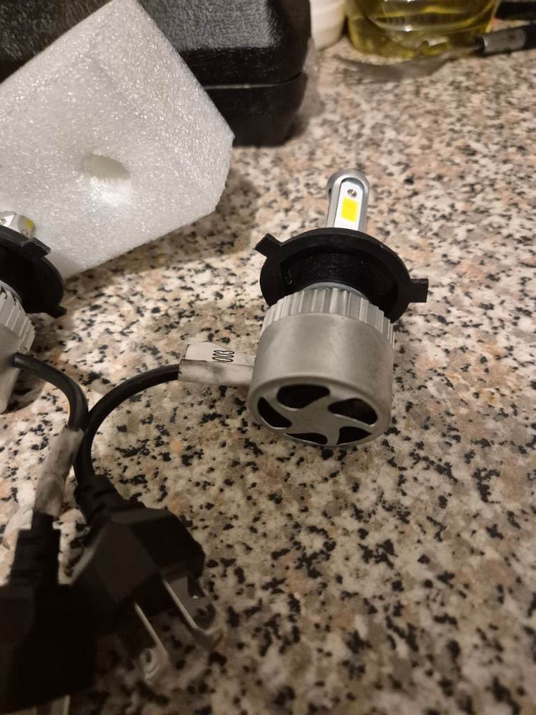 BRAND NEW RED BULBS 100 WATTS EACH BULB H4 3 PIN