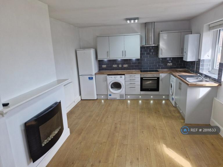 1 bedroom flat in Nailsworth Crescent, Merstham, Redhill, RH1 (1 bed) (#2811833)