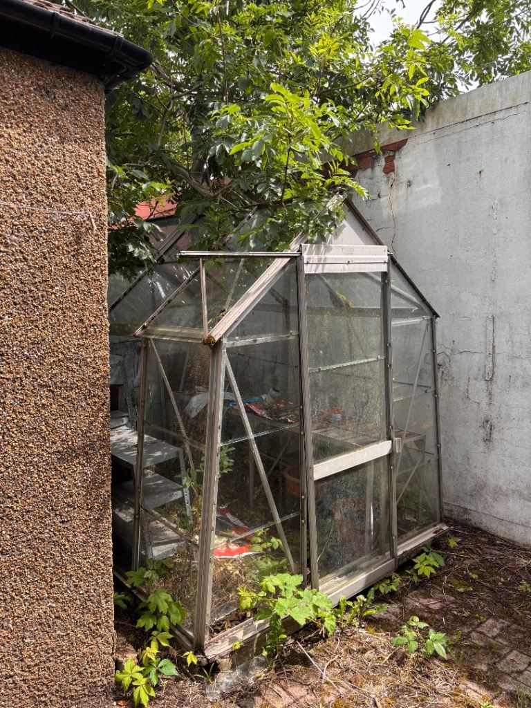 Greenhouse - FREE, dismantle and collect only. 