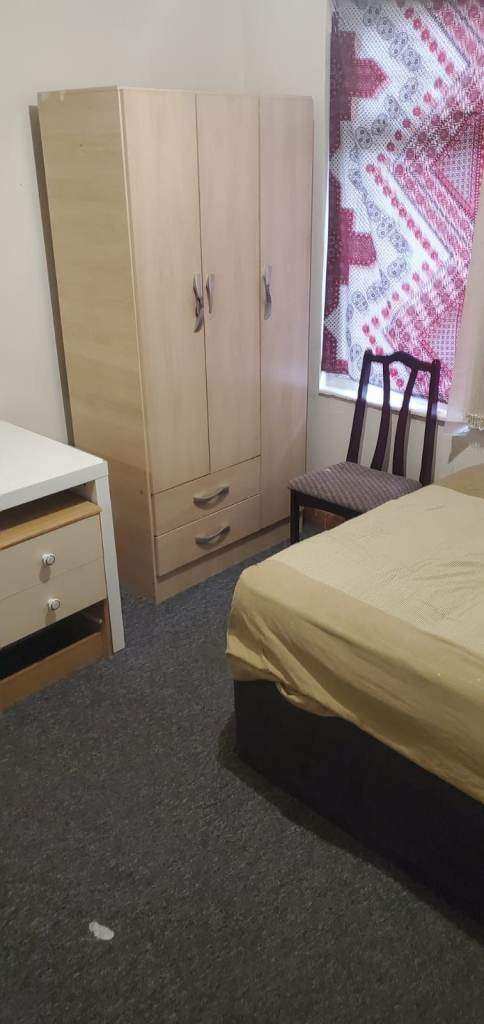Spacious & Cosy Double Room For Rent AT M8 9LD