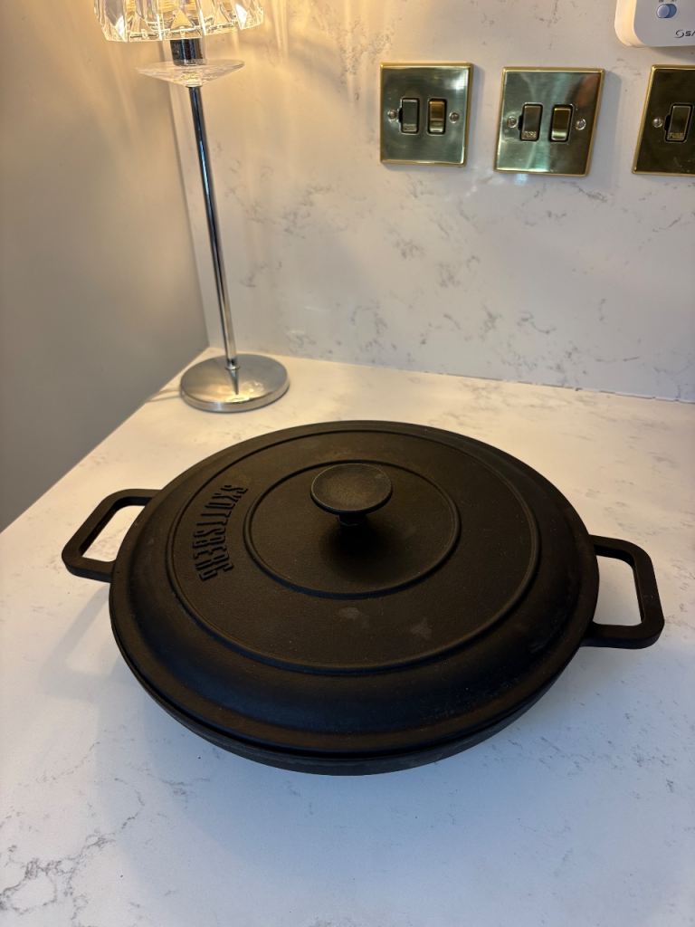 Skottsberg Cast Iron Casserole Pan with Lid – 32cm