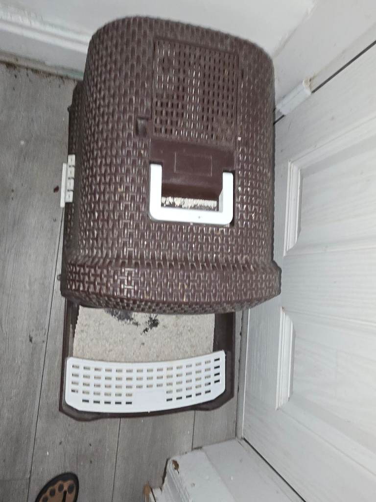 Used Covered Cat Litter Tray – Brown Wicker Style