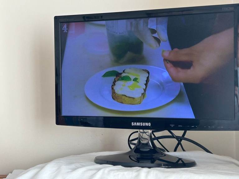 Samsung TV 18.5 inch (47 cm) HDTV monitor