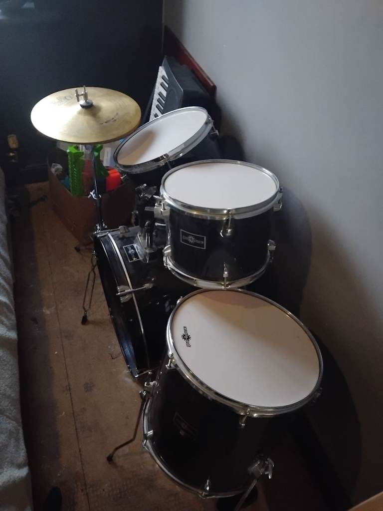 Full acoutic drum kit