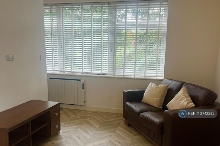 1 bedroom flat in Beechcroft Court, Blackheath, London, SE3 (1 bed) (#2742382)