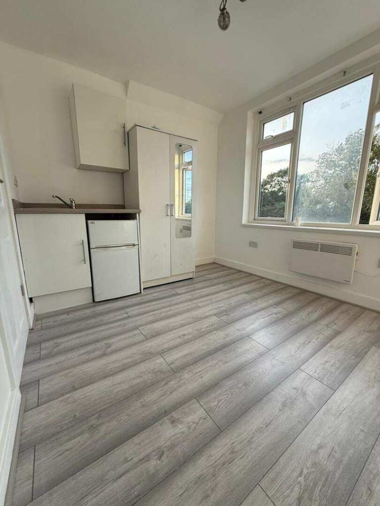 Self Contained Studio Flat in North Circular - DSS Welcome