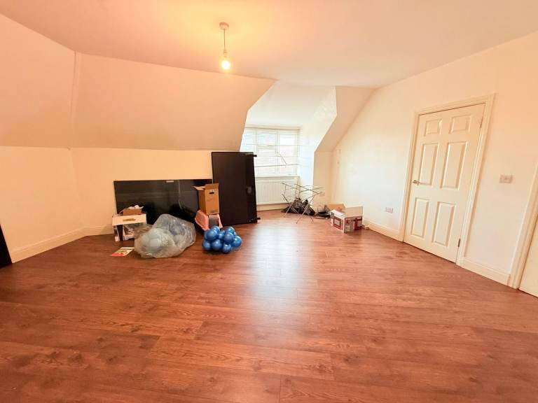 Spacious 3 Bedroom 2nd Floor Flat with Terrace available to let at Woodlane Dagenham RM8, 