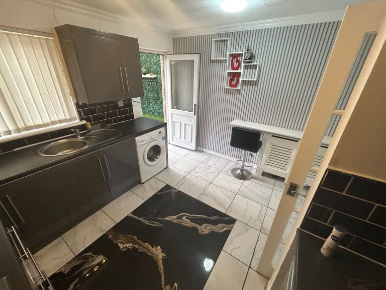 2 bedroom house to let available NOW 