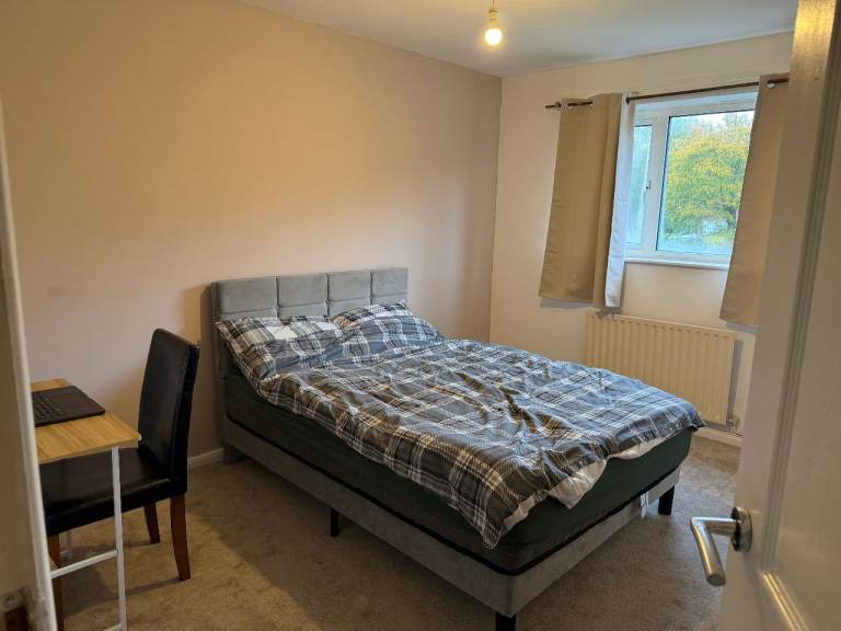 Cosy Double Bedroom 5 Minute Walk to Town Centre