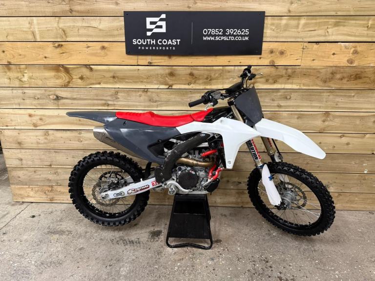 FANTIC XXF 250 2025 MOTOCROSS BIKE DRIPPING IN CARBON YZF