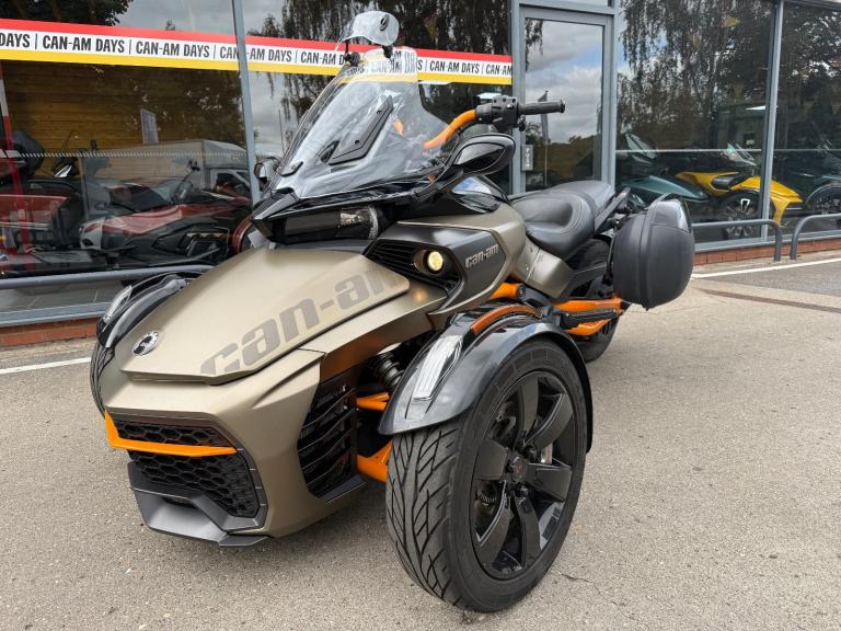 2019 Can-Am Spyder 1330cc6 speed semi automatic trike in Titanium 