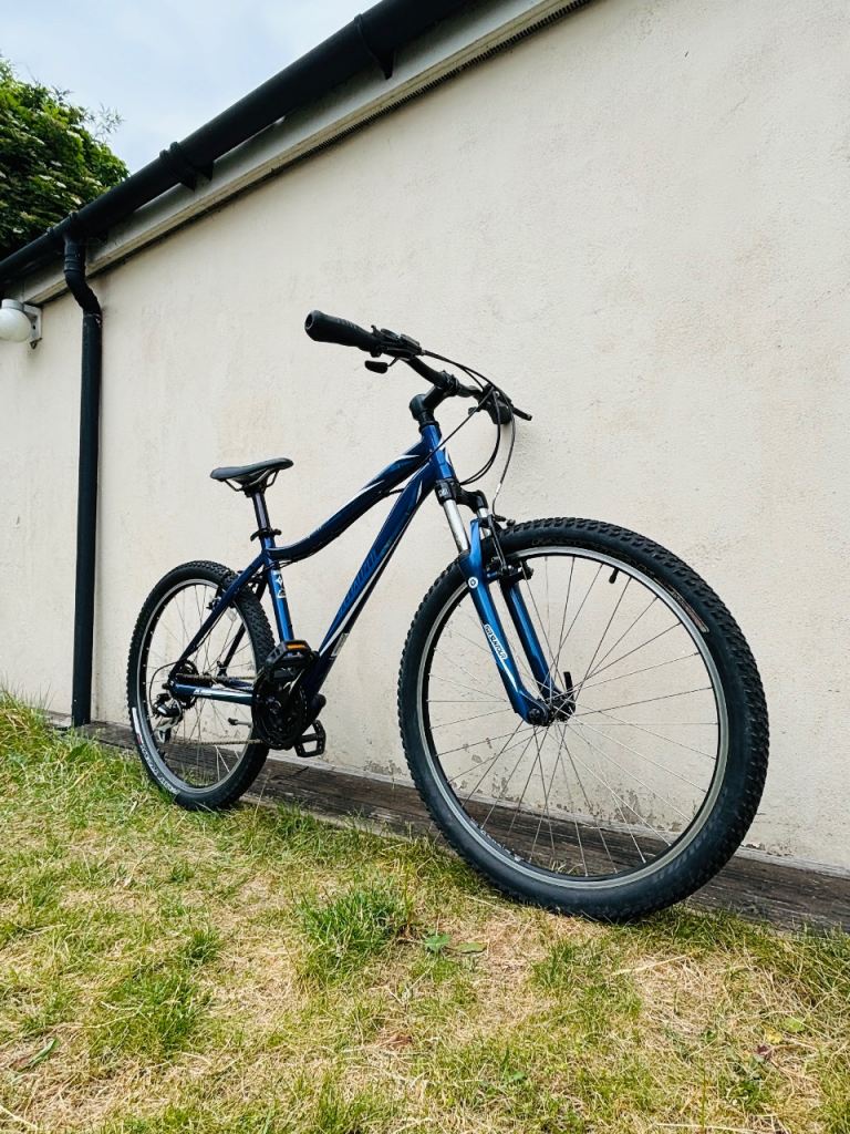 SPECIALISED BIKE IN EXCELLENT CONDITION 