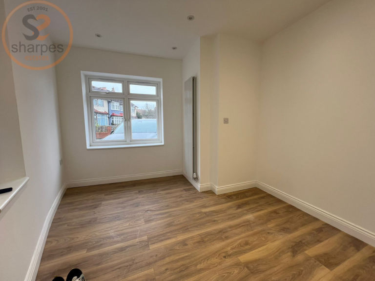 3 bedroom flat in North Gardens, London
