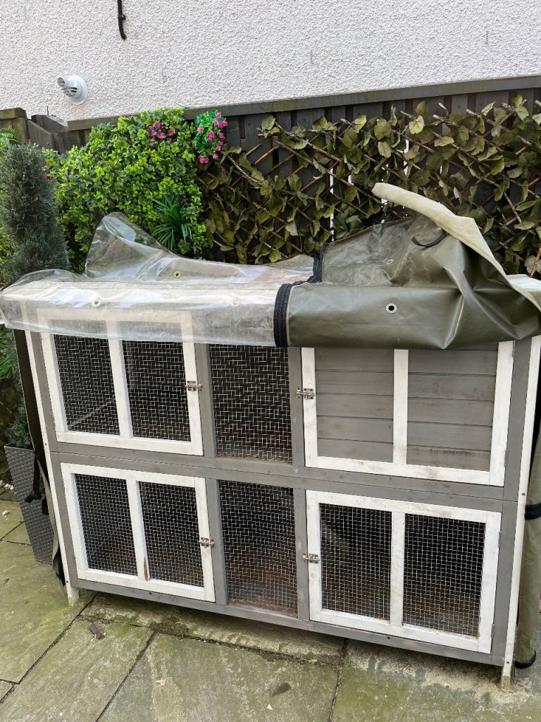 Large rabbit hutch with cover 