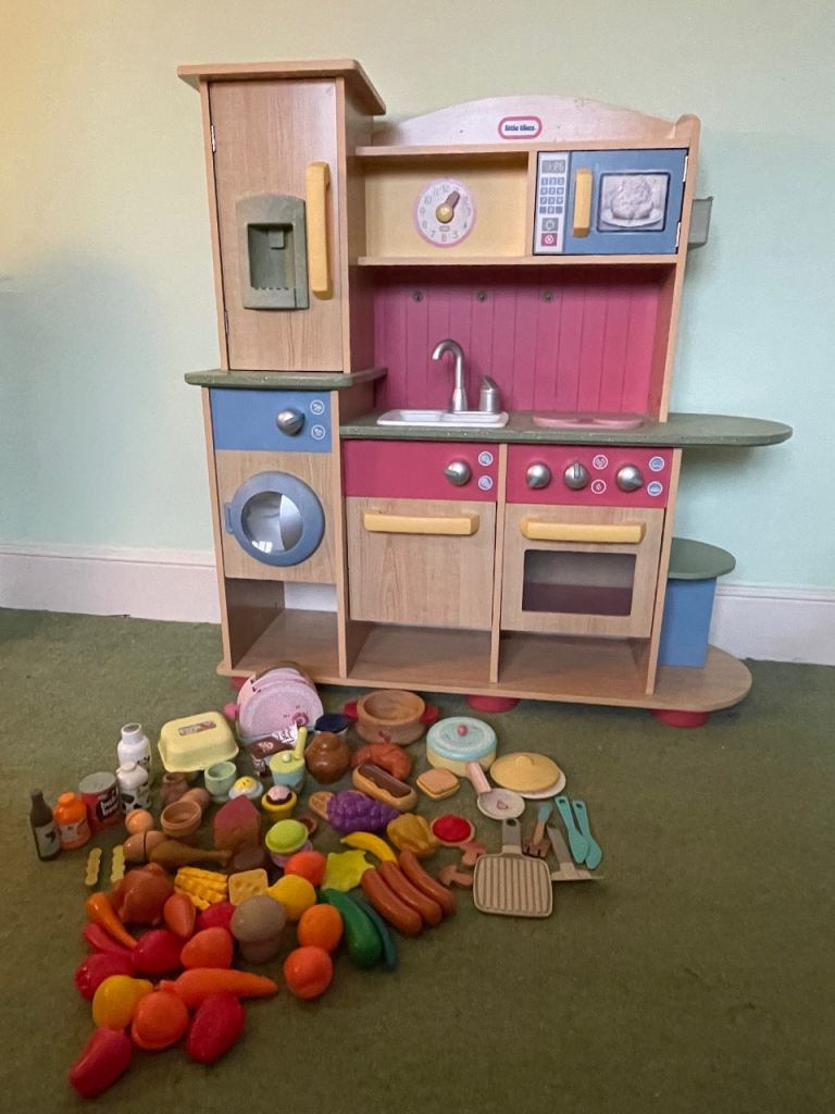 Children’s play kitchen
