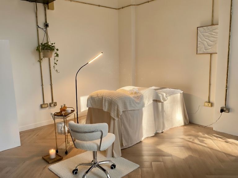 Beauty room for rent (sharing space) in a private studio