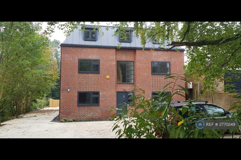 1 bedroom flat in Hiltingbury Road, Chandler's Ford, SO53 (1 bed) (#2770249)