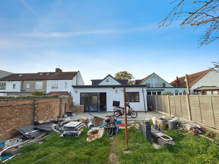 8 BEDROOM BUNGALOW TO RENT 