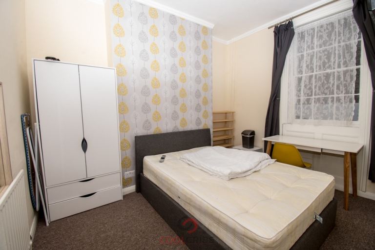 Large Bedroom situated in a well Victorian style building, Sale Place, Paddington, W2.-Ref: 1644