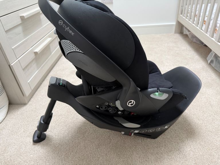 Cybex Baby Car Seat with Isofix Swivel Base – Black, Good Condition