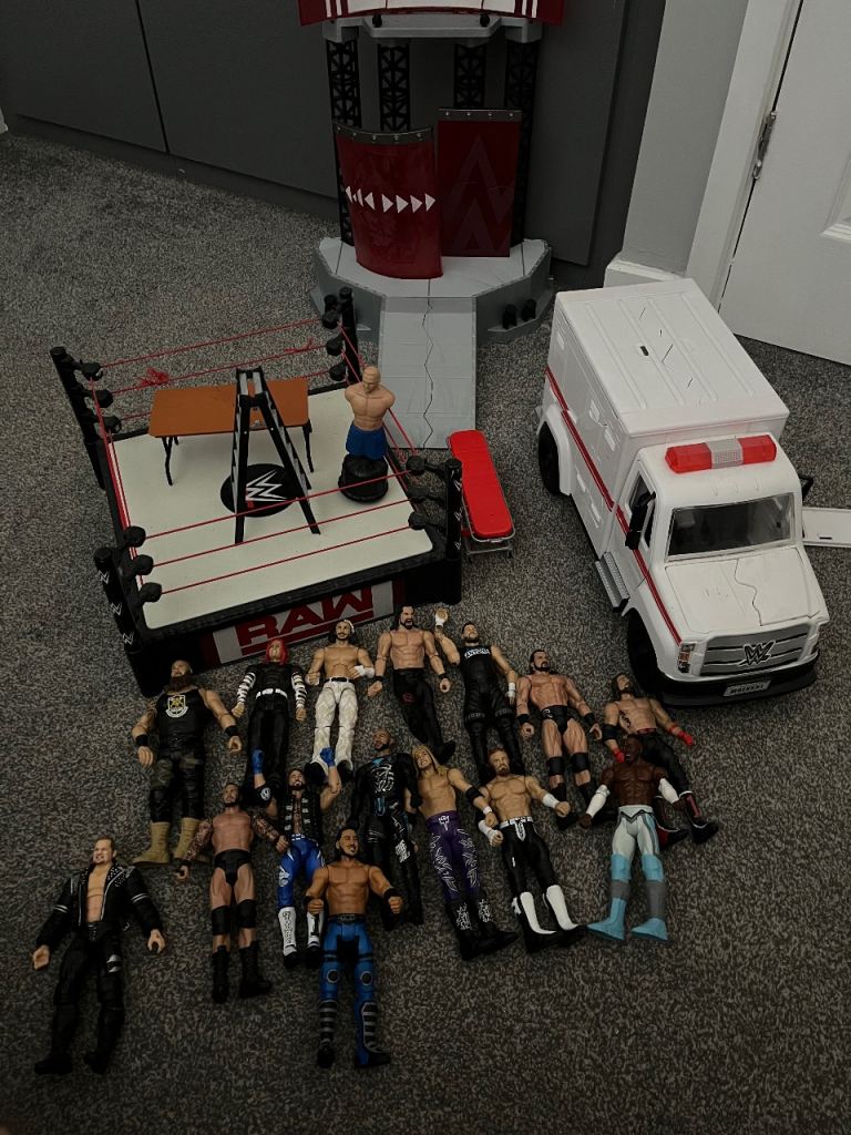WWE Wrestling Ring, Stage, Van & 15 Action Figures