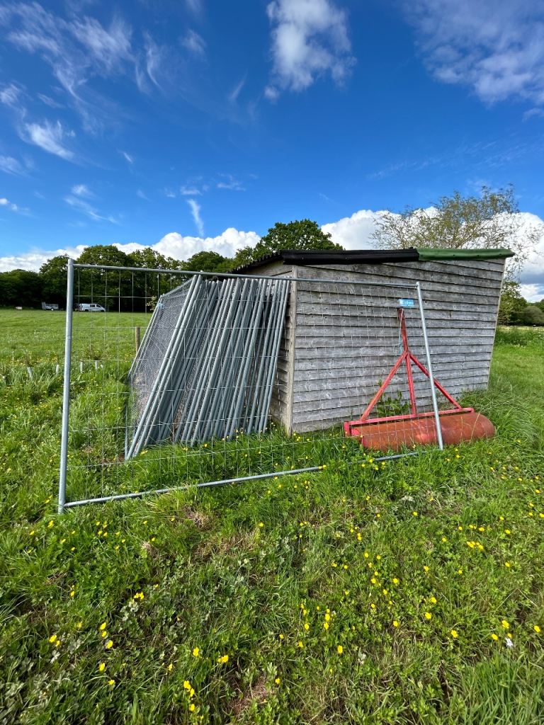 SITE TEMPORARY FENCING PANELS WITH FEET AND COUPLERS