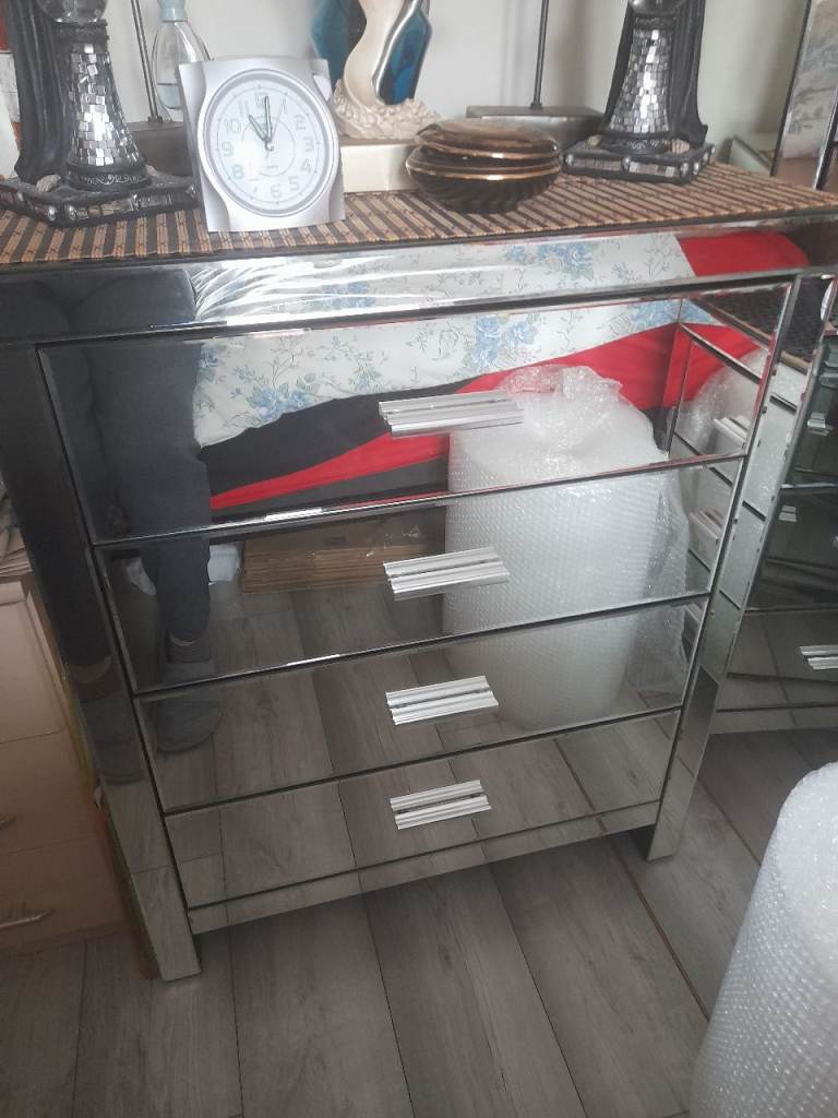 Mirror chest of drawers