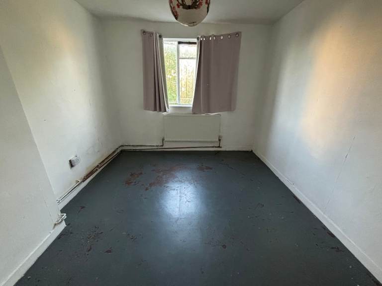 Large double room in apartment block