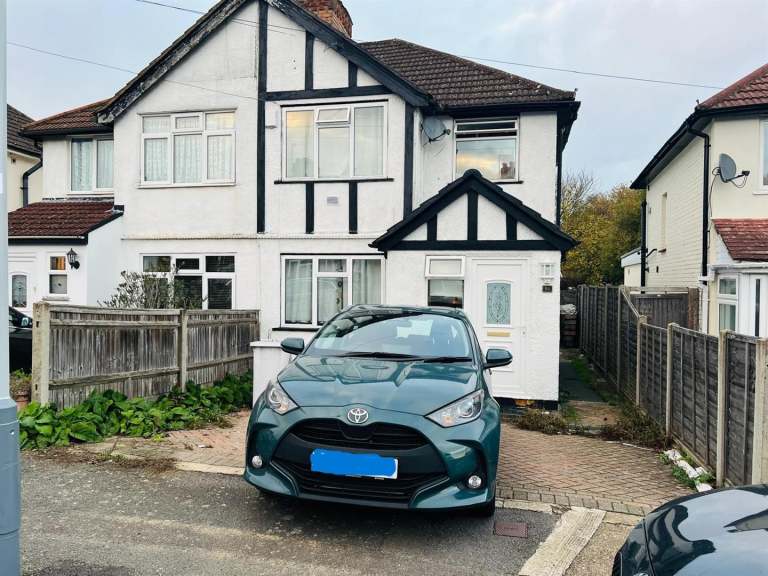 3 bedroom house in Misbourne Road, Uxbridge