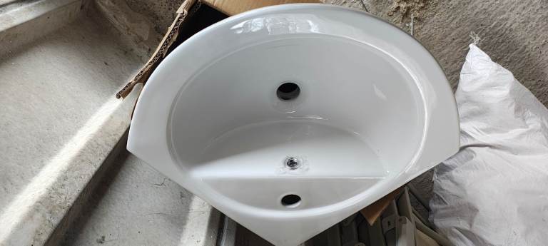 New White Ceramic Corner Basin Sink with Fittings
