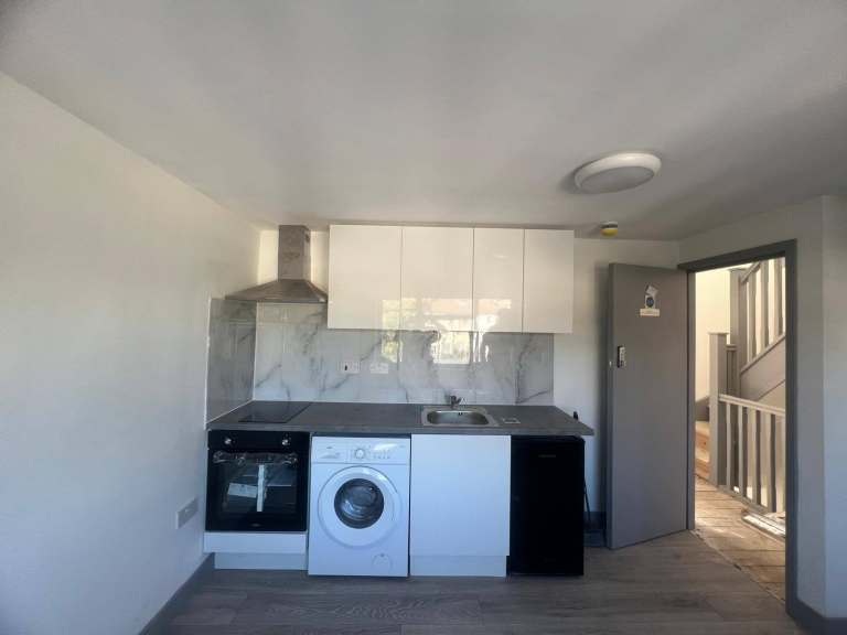 Studio Flat in Harley Road, Harrow, HA1 4XG