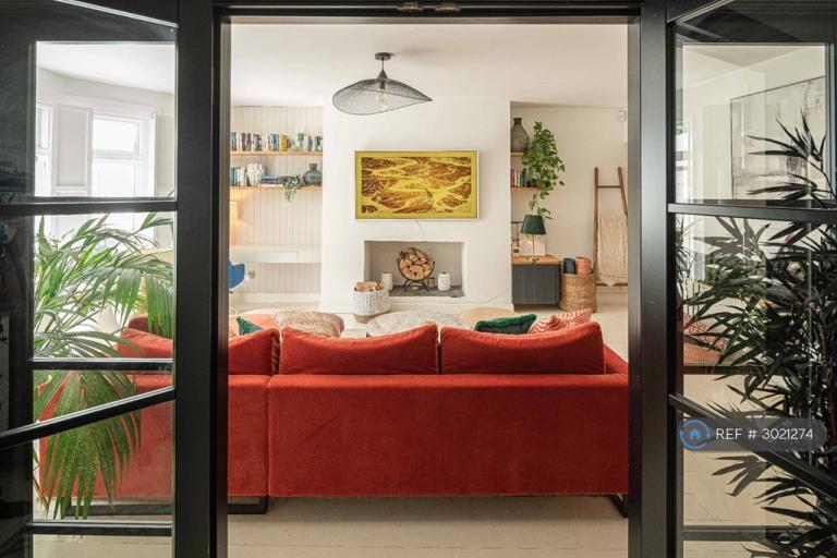 2 bedroom flat in Sinclair Gardens, London, W14 (2 bed) (#3021274)