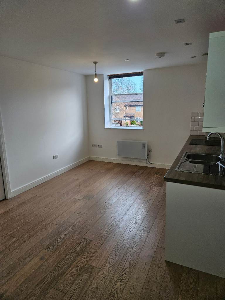 1 Bedroom modern flat in Cricket Green, close to Mitcham, Colliers Wood and Morden