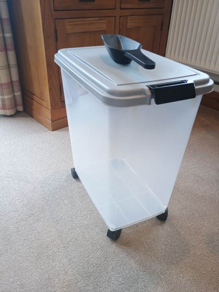 Pet food container 40L on castors