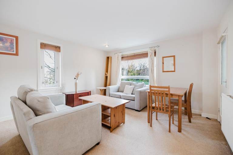 Fantastic, 2-bedroom flat split over 2 levels, with views of Holyrood Palace, near Arthurs Seat