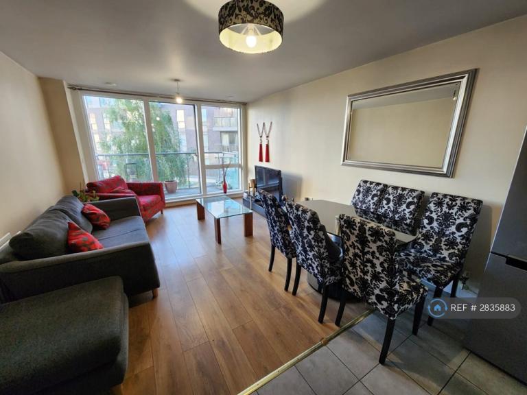 2 bedroom flat in Ealing Road, London, TW8 (2 bed) (#2835883)