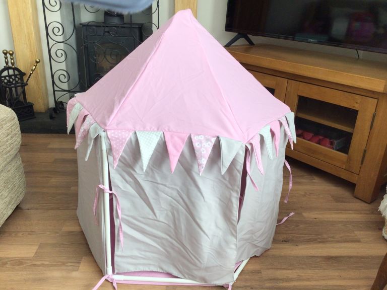 Child’s Small Play Tent. 