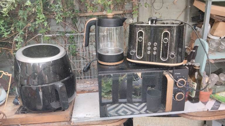 **Complete kitchen set** Microwave toaster Kettle and Airfryer £85.00