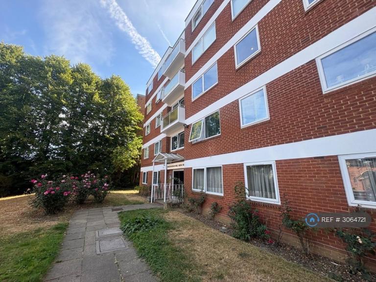 3 bedroom flat in Sherbrook House, London, N3 (3 bed) (#3064721)