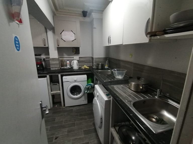 Available Now - Room In Shared House -Burford Rd