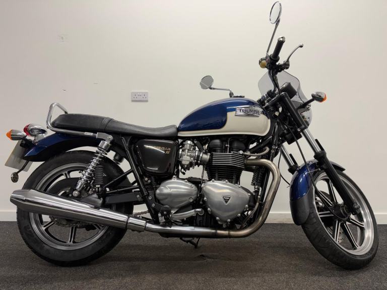 TRIUMPH BONNEVILLE 865 ** FULL SERVICE HISTORY - LOW MILES - WARRANTY **