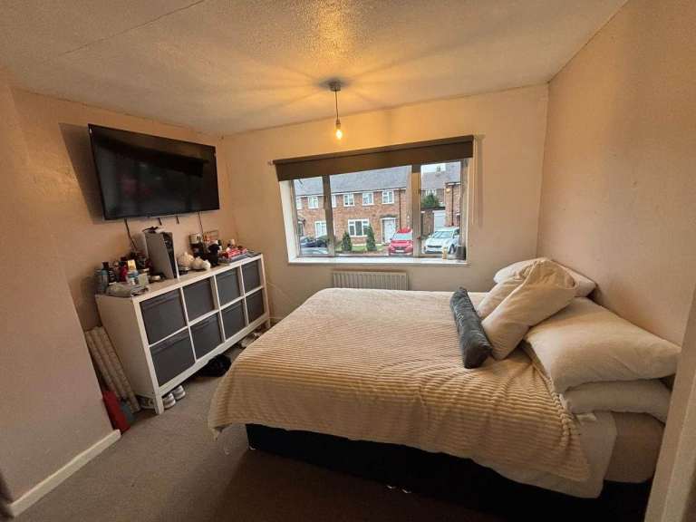 Fully Furnished 2-Bedroom Home with Parking & Large Kitchen - COMPANY LET ALLOWED