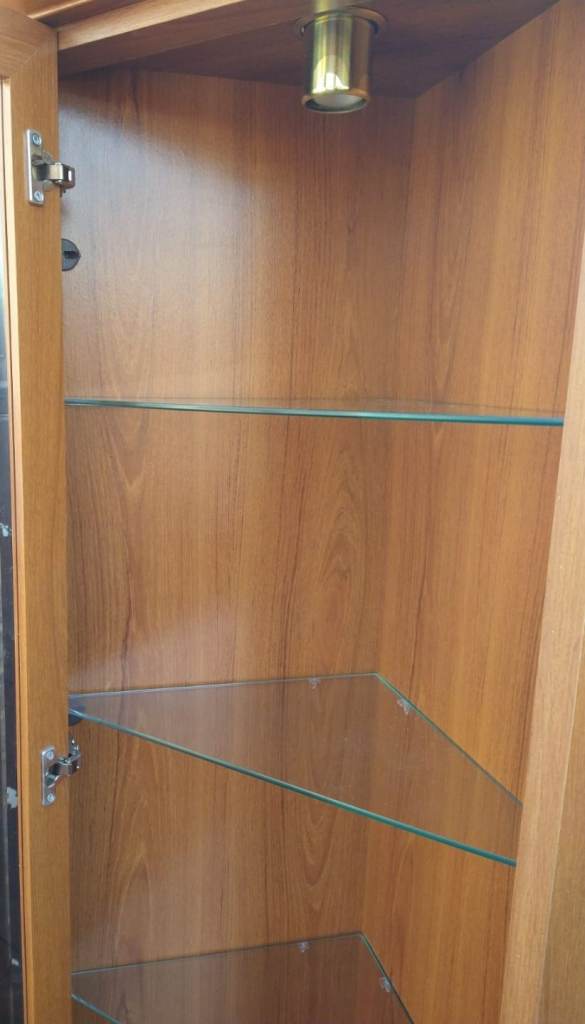 Corner display cabinet can deliver 