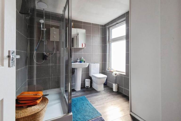 2 Bedroom with possibility to turn into 3 to 4 Bedroom | in Droylsden ...