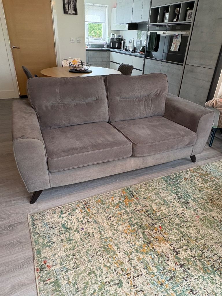 2 Free Sofa’s