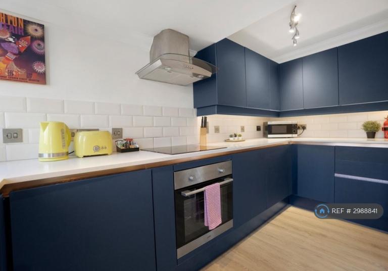 2 bedroom flat in Brunswick Fab Pad, Hove, BN3 (2 bed) (#2988841)